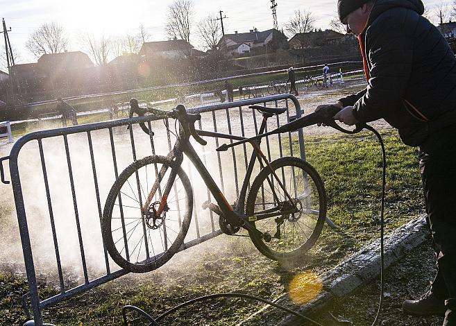 Rad reinigen beim Rennen,  11. Int. SPARKASSEN Radquerfeldein GP Stadl-Paura - Int. UCI C2 - 8. Dezember 2019