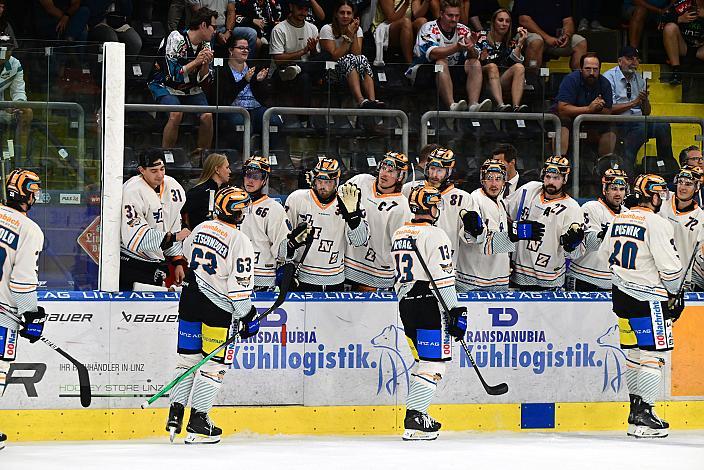 Die Steinbach Black Wings Linz feiern das Tor zum  1 zu 0,  Testspiel, Steinbach Black Wings Linz vs ELV Landshut , Linz AG Eisarena