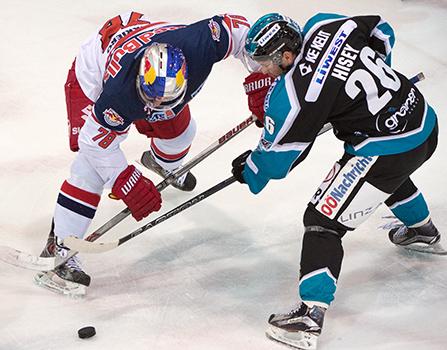 Benn Ferriero (EC Red Bull Salzburg) und Rob Hisey (EHC Liwest Black Wings Linz), EHC Liwest Black Wings Linz vs EC Red Bull Salzburg