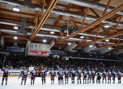 Die Linzer feiern Liwest Black Wings Linz  gegen EC VSV