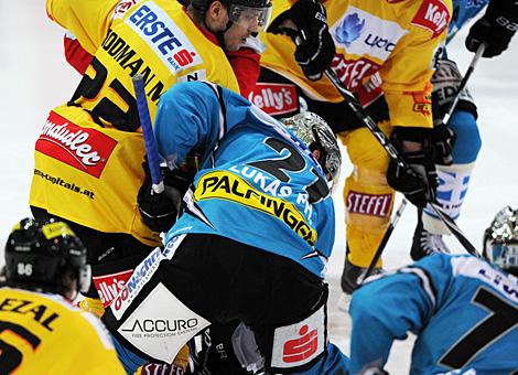 Dueall beim Bully Philipp Lukas gegen Marcel Rodman, Wien; Vienna Capitals vs. Liwest Black Wings 
