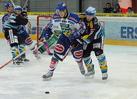 #79 Gregor Baumgartner, Stuermer, EHC Liwest Black Wings Linz im Duell mit der #36 David Slivnik, Verteidiger, VSV.