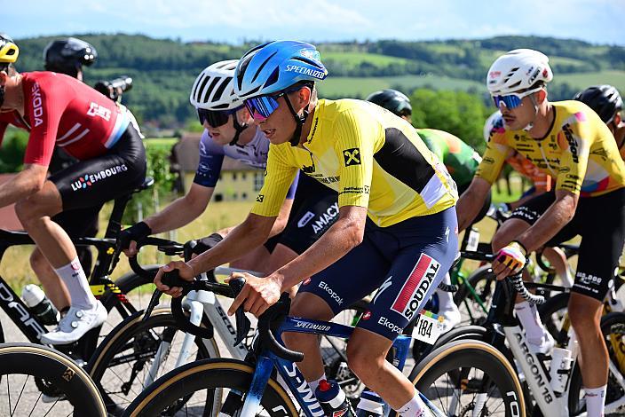 Im Gelben Trikot des Gesamtführenden Henrique Ribeiro Bravo (BRA, Soudal - Quickstep Devo Team) 3. Etappe Asten - Bad Schallerbach, Oberösterreich Rundfahrt