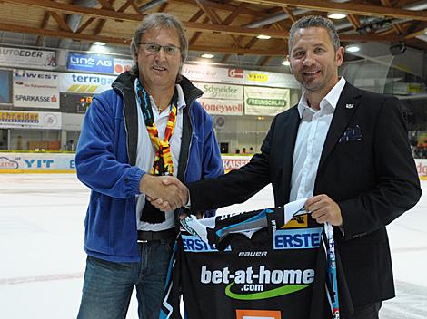 Manager Christian Perthaler und der Gewinner Weekend Gewinnspiel Herr Kaltenboeck, EHC Liwest Black Wings Linz vs. EC KAC