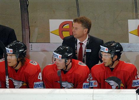 Trainer Team Austria, Lars Bergstroem auf der Spielerbank. Sitzend: Thomas Raffl, Thomas Vanek und Thomas Koch.