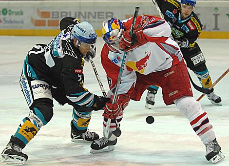 #21 Philipp Lukas, Stuermer, Liwest Black Wings und die #86 Martin Mairitsch, Red Bulls Salzburg beim Bully.