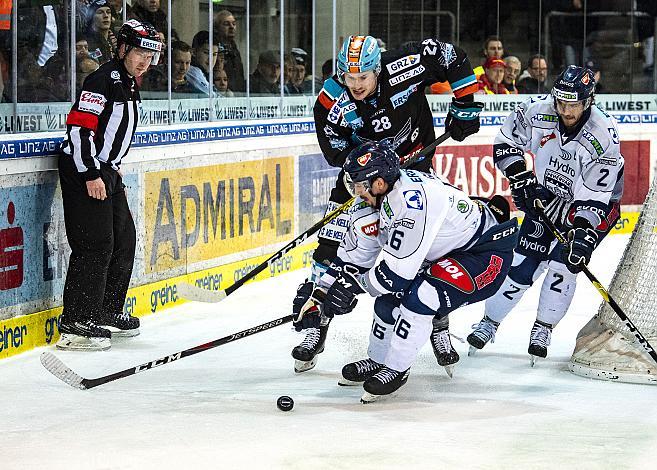 Im Bild: Mark McNeill (EHC Liwest Black Wings Linz), Felix Girard (Fehervar AV 19),  Eishockey,  EHC Liwest Black Wings Linz vs Hydro Fehervar AV 19