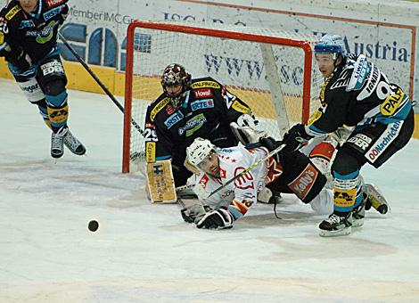 #91 Viktors Ignatjevs, Liwest Black Wings Linz, checkt die #13 Luka Zagar, Stuermer, HK Acroni Jesenice, vor dem Tor der Linzer, gehuetet von Juergen Penker.