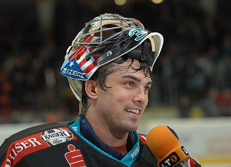 #32 Alex Westlund, Tormann, Liwest Black Wings Linz, Spieler des Abends beim Interview.