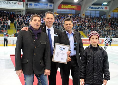 Praesident, Peter Freunschlag ehrt Rick Nasheim und Christian Perthaler, fuer die Verdienste um das Eishockey in Linz.