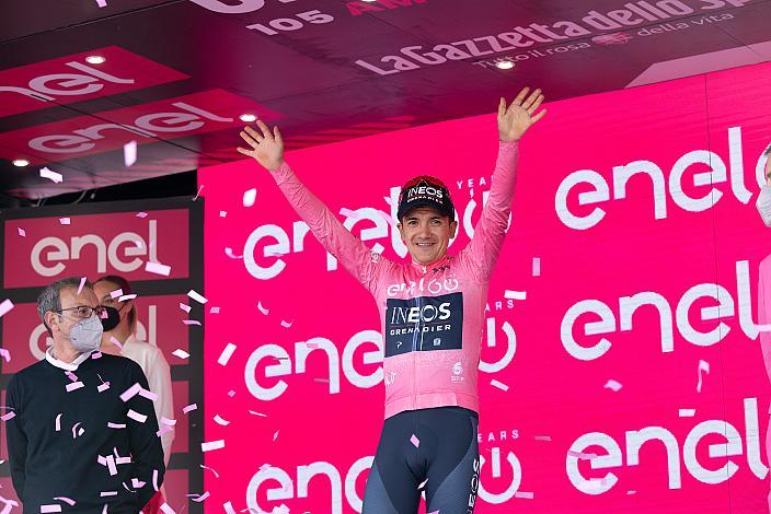 Richard Carapaz (ECU, Ineos Grenadiers) im Rossa Trikot des Gesamtführenden Stage 17 Ponte di Legno - Lavarone, 105. Giro d Italia, UCI Worl Tour