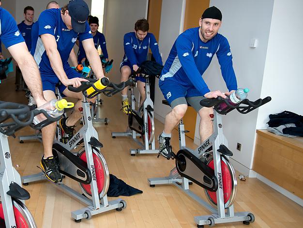 Michael Ouzas und Brian Lebler, mit dem Team der Liwest Black Wings Linz beim Spinning Training im John Harris Fitnesscenter, Liwest Black Wings Linz