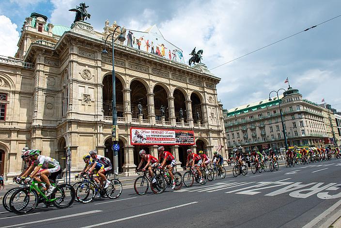Die Ö-Tour auf der Wiener Ringstrasse bei der Staatsoper, 8. Etappe Podersdorf, Burgenland - Wien