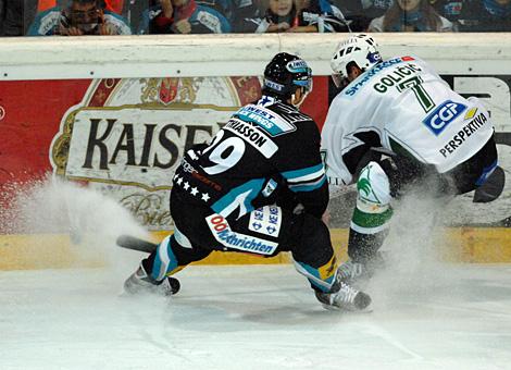 #29 Markus Matthiasson, Liwest Black Wings Linz im Duell mit der #7 Jurij Golicic,  HDD Tilia Olimpija Jjubljana.