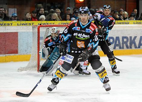 #26 Allan Rourke, Verteidiger, Liwest Black Wings Linz bei der Defensivarbeit.