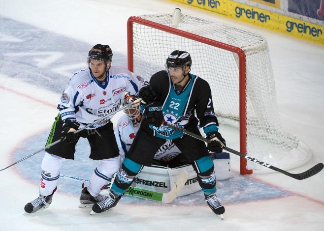 Max Renner (Straubing Tigers) Jake Dowell (EHC Liwest Black Wings Linz)   EHC Liwest Black Wings Linz  vs Straubing Tigers