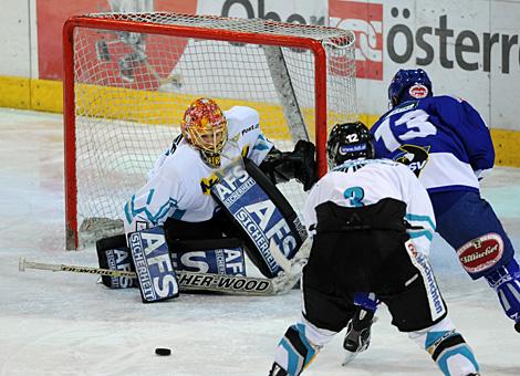 #13 Christoph Sternat, VSV scheitert an Lorenz Hirn, Tormann Liwest Black Wings Linz