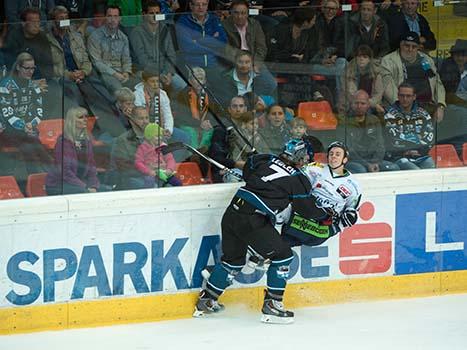 Brian Lebler Linz, an der Bande, EHC Liwest Black Wings Linz vs Straubing Tigers