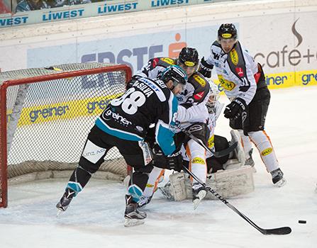 Dan DaSilva (EHC Liwest Black Wings Linz) vor David Madlener (Dornbirner Eishockey Club), EHC Liwest Black Wings Linz vs Dornbirner Eishockey Club, Platzierungsrunde