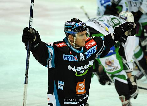 #20 Brad Purdie, EHC Liwest Black Wings Linz jubelt ueber das 1 zu 0 fuer Linz.