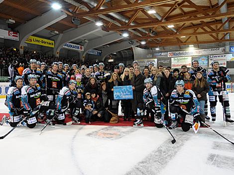 Der Scheck der Ladys Charity wird uebergeben, EHC Liwest Black Wings Linz vs. EC Red Bull Salzburg, Platzierungsrunde