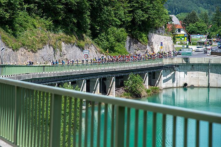 Das Peleton bei Klaus, 3. Etappe Traun - Hinterstoder, Int. Raiffeisen Oberösterreich Rundfahrt UCI Kat. 2.2