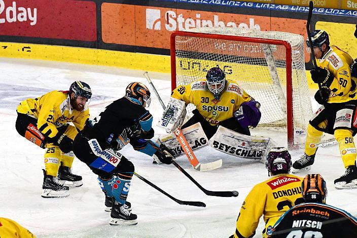 Marcel Witting (Steinbach Black Wings Linz), Tormann Sebastian Wraneschitz (spusu Vienna Capitals)  Win2Day ICE Hockey League,  Steinbach Black Wings Linz vs Spusu Vienna Capitals,  Linz AG Eisarena 