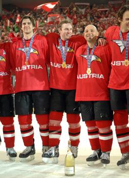 #26 Thomas Vanek, Stuermer, Team Austria, neben Gerd Gruber und Gerhard Unterluggauer, beim abspielen der Nationalhymne.