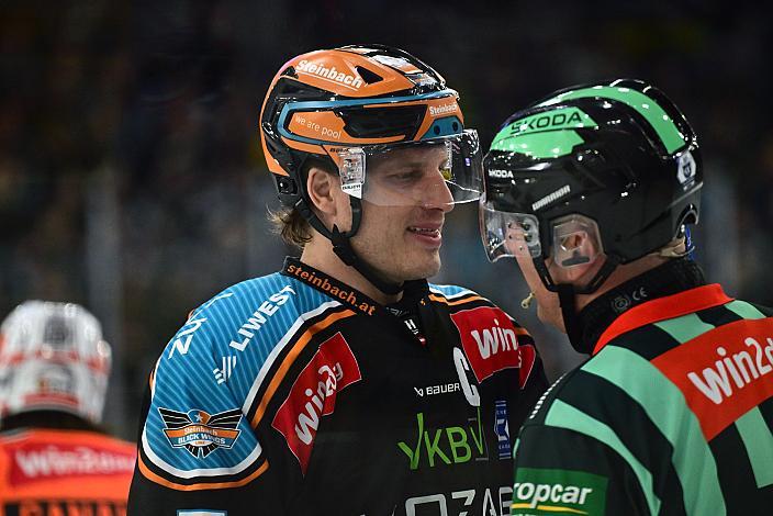 Brian Lebler (Steinbach Black Wings Linz) und Referee Ladislav Smetana Win2Day ICE Hockey League,  1. Viertelfinale, Steinbach Black Wings Linz vs Moser Medical Graz 99ers,  Linz AG Eisarena 