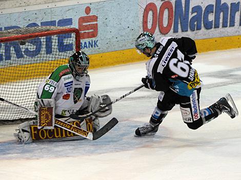 Patrick Spannring im Angriff vor Tormann Matija Pintaric, Laibach, EHC Liwest Black Wings Linz vs. HDD Tilia Olimpija Ljubljana, 3. Semifinale