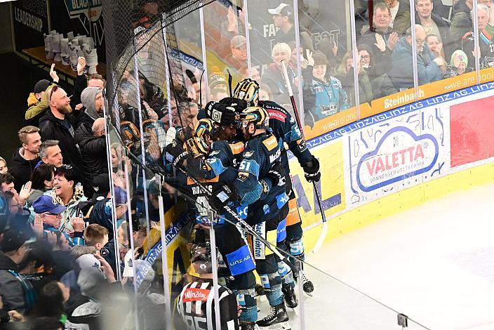 Emilio Romig (Steinbach Black Wings Linz) feiert das Tor zum 1 zu 1, Steinbach Black Wings Linz vs EC Red Bull Salzburg, Playoffs, 4. Viertelfinale, Linz AG Eisarena 