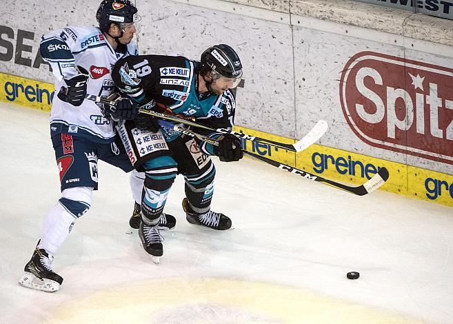 Joel Broda (EHC Liwest Black Wings Linz) und Bence Stipsicz (Fehervar AV 19) EHC Liwest Black Wings Linz vs Fehervar AV 19