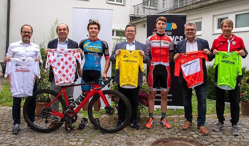 v.l. Harald Maier-Kern, Stadtrad Sport Marchtrenk, Paul Resch (Präsident LRV Oberösterreich), Adrian Stieger (AUT, RC ARBÖ Felbermayr Wels), Stadtrat Marchtrenk Kurt Schatzl (OÖ Versicherung), Jakob Purtscheller (AUT, Team Felbermayr Wels), Bürgermeister Paul Mahr, Marchtrenk, Valentin Zeller (LRV OÖ Landestrainer Radsport),Pressekonferenz, 46. Int. Keine Sorgen Oberösterreich Juniorenrundfahrt
