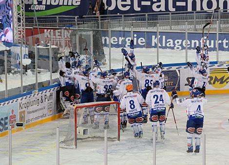 Der VSV siegt im Stadion Klagenfurt und jubelt.