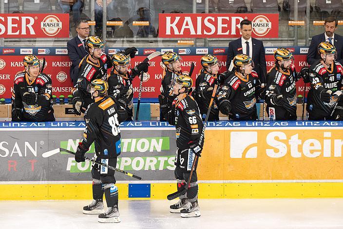 Die Steinbach Black Wings Linz feiern das Tor zum 4 zu 2, Steinbach Black Wings Linz vs Migross Supermercati Asiago Hockey 1935, 14. Runde ICE Hockey League, Steinbach Black Wings Linz, Linz AG Eisarena 