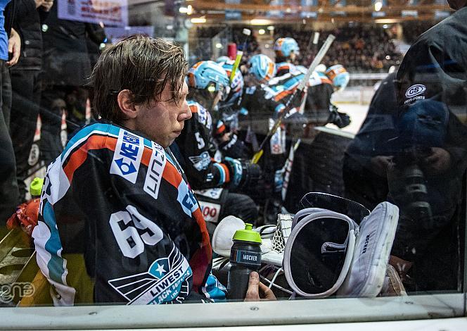 Im Bild: Tormann Paul Mocher (EHC Liwest Black Wings Linz) verletzt auf der Bank. Eishockey,  EHC Liwest Black Wings Linz vs Dornbirn Bulldogs