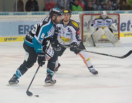 Dan DaSilva (EHC Liwest Black Wings Linz) Drew MacKenzie (Dornbirner Eishockey Club), EHC Liwest Black Wings Linz vs Dornbirner Eishockey Club, Platzierungsrunde