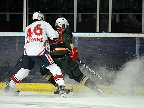 Patrik Naeslund, Froelunda und Jan Buchtele, Pardubice, Froelunda Indians vs HC CSOB Pardubice