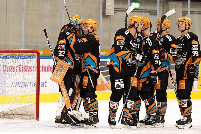 Die Steinbach Black Wings Linz feiern den Sieg über Innsbruck, Steinbach Black Wings Linz vs HC Tiwag Innsbruck - Die Haie, bet-at-home ICE Hockey League