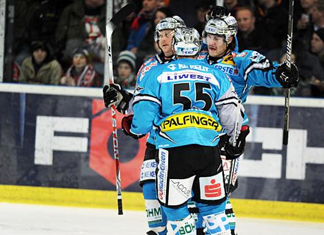 Justin Keller, Rob Shearer und Robert Lukas feiern den Anschlusstreffer zum 2 zu 1, Liwest Black Wings Linz vs. EC Red Bull Salzburg