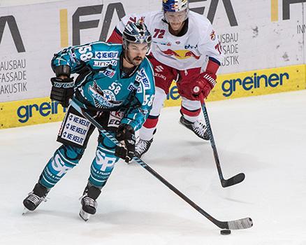 Sebastien Piche (EHC Liwest Black Wings Linz) und John Hughes (EC Red Bull Salzburg), EHC Liwest Black Wings Linz vs EC Red Bull Salzburg