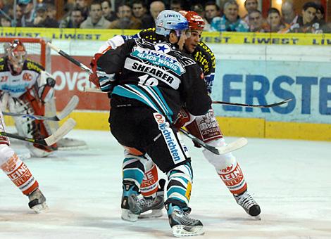 #19 Rob Shearer, Liwest Black Wings Linz vor dem Tor des KAC bdraengt von der #11 Warren Norris, KAC.