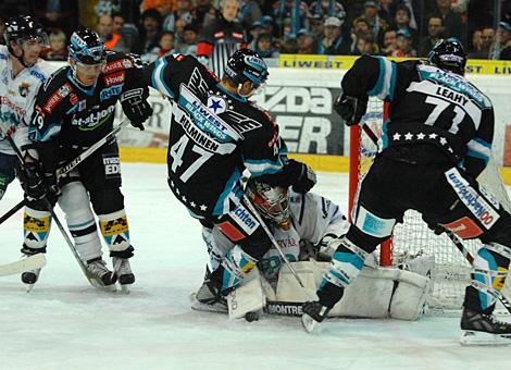 # 47 Lars Helminen, Verteidiger, EHC Liwest Black Wings Linz vor dem Tor der Ungarn.