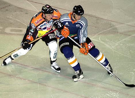 Andreas Judex Linz im Duell mit Gerd Gruber, Verteidiger Graz.                               