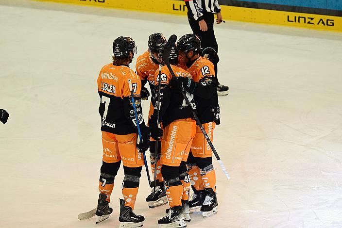 Die Steinbach Black Wings Linz feiern das Tor zum 1 zu 1 durch Niklas Würschl (Steinbach Black Wings), 7. Runde ICE, Steinbach Black Wings Linz vs Moser Medical Graz 99ers, Linz AG Eisarena 