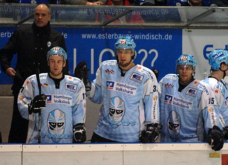#33 Christoph Brandner, AUT, Stuermer, Hamburg Freezers im Hintergrund Trainer Bill Stewart.