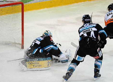 #32 Alex Westlund, Tormann, Liwest Black Wings Linz klaert vor der #7 Kevin Kraxner, EC Graz 99ers.