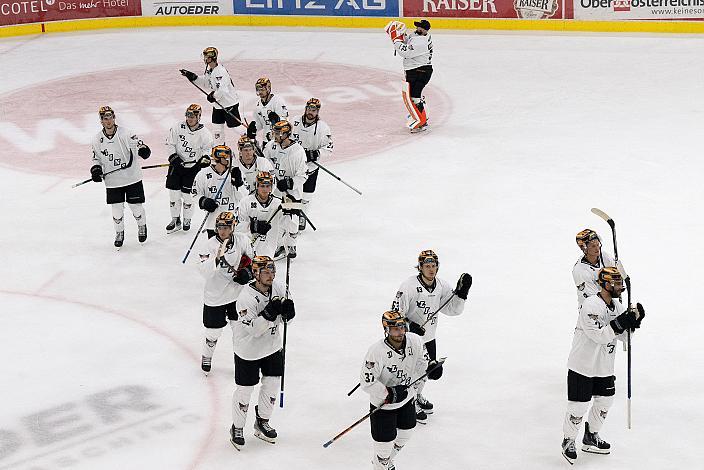 Linz feiert den Sieg im ersten Testspiel.  Steinbach Black Wings Linz vs Olimpija Ljubljana,  WIn2day ICE Hockey League