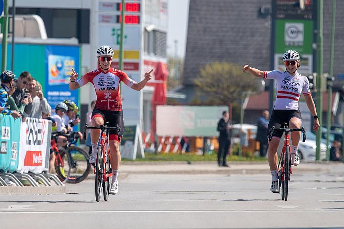 Damen Siegerpodest v.r. 2. Platz Kathrin Schweinberger (AUT ÖAMTC Radclub Tirol), Siegerin Christina Schweinberger (AUT ÖAMTC Radclub Tirol) Damen Radliga, 69. Kirschblütenrennen Wels, Oberösterreich
