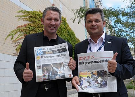 Manager Christian Perthaler und Club Praesident Ing. Peter Freunschlag mit der Londoner Tageszeitung Free Press.